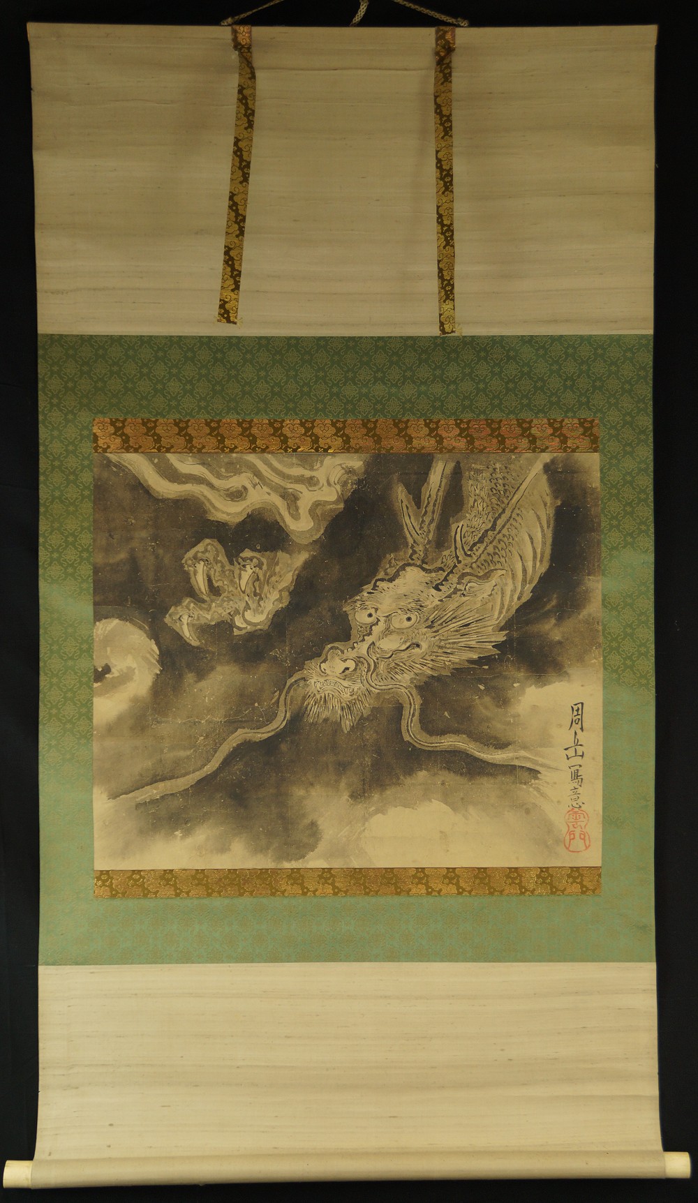 Vue d'ensemble du Kakemono suspendu avec la tête du dragon dans des nuages d'encre d'un noir profond