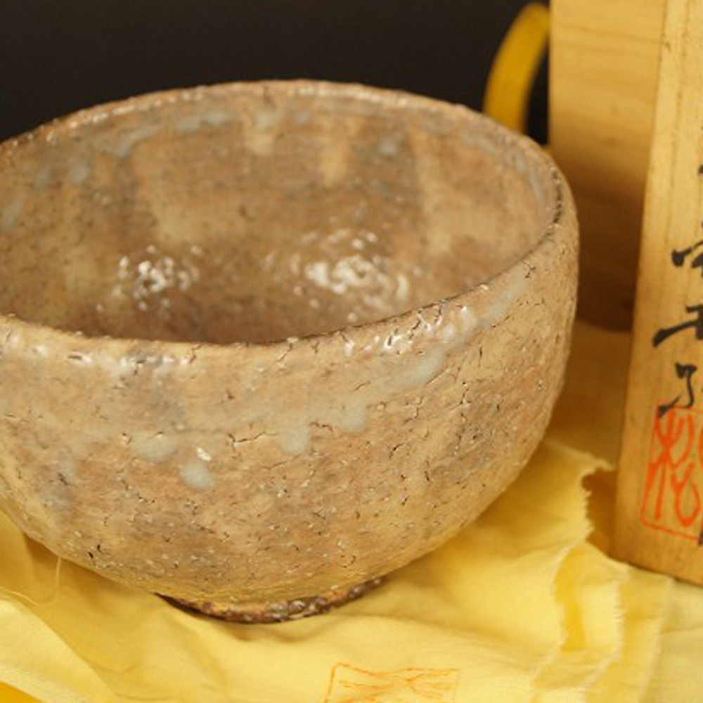 Hagi-Yaki-Teeschale mit charakteristischer Craquelé-Glasur
