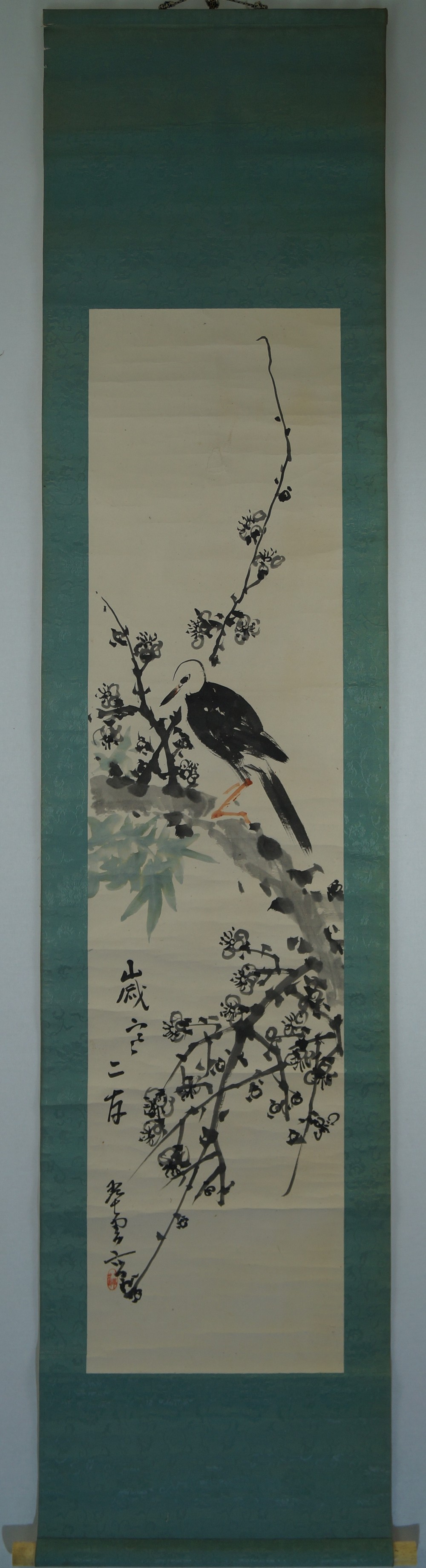 Héron sous une branche de cerisier en fleurs Kakemono vue d'ensemble du rouleau suspendu