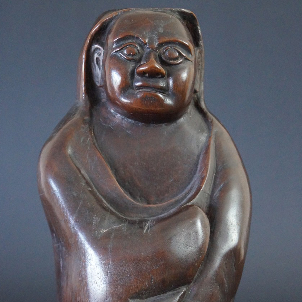 Bodhidharma Daruma figura z drewna twardego motyw zblizenie podglad