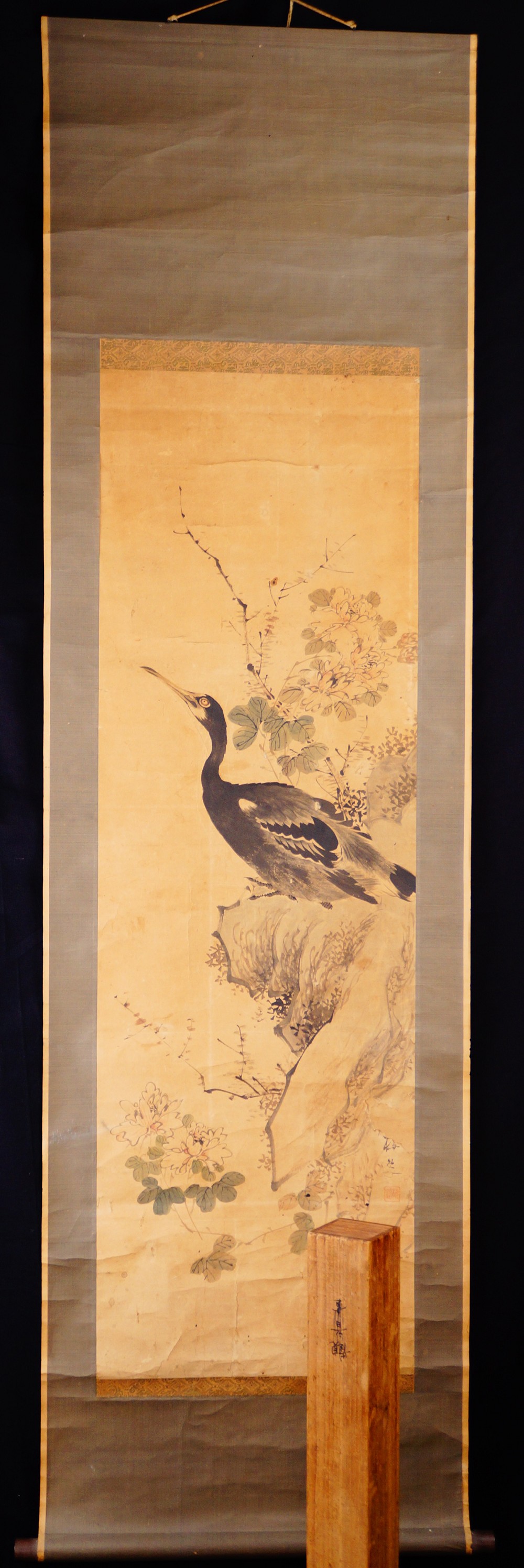 Reiher auf Fels mit Chrysanthemen als Kakemono von Yamamoto Baiitsu in der Gesamtansicht mit graugruener Randmontierung