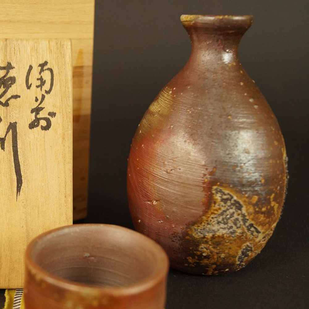 Tokkuri et guinomi en céramique de Bizen aperçu du gros plan du motif de l'ensemble