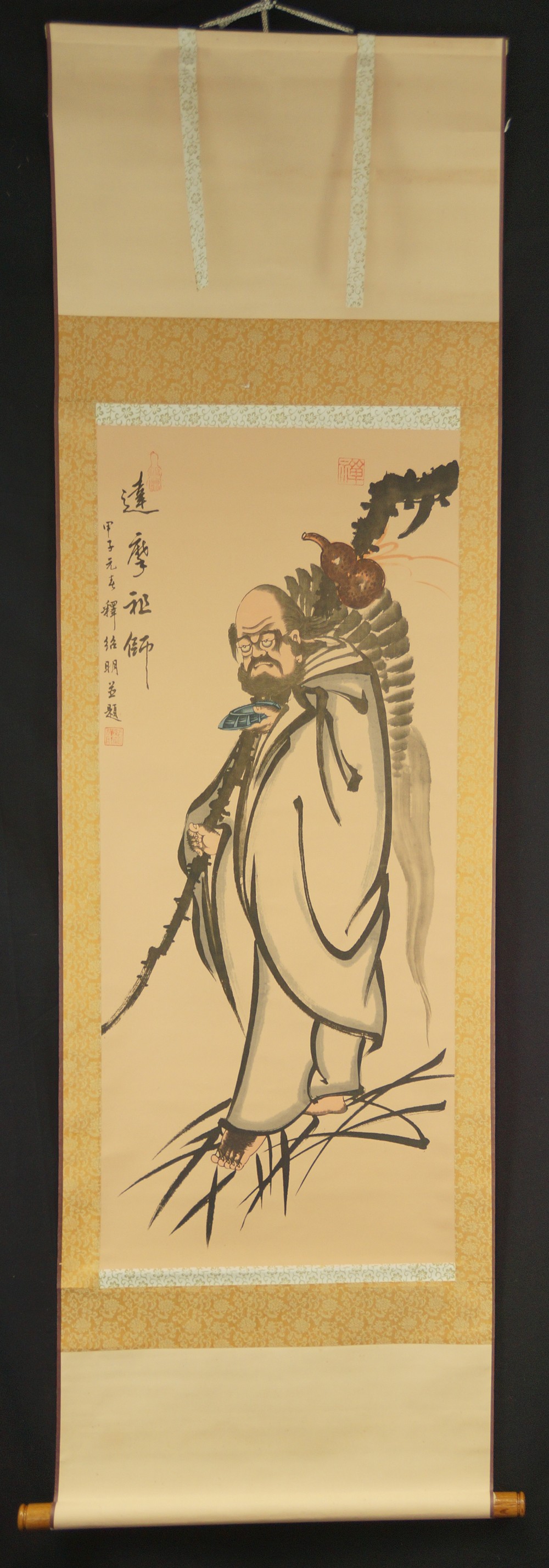 Vue d'ensemble du kakemono suspendu avec Bodhidharma, éventail et bouteille-gourde