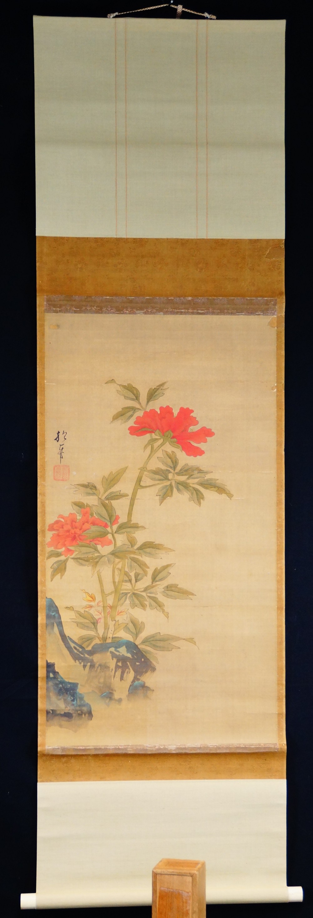 Vista general del rollo colgante con peonías rojas en flor sobre una roca de Sakai Hoitsu, colgado con cordón de suspensión