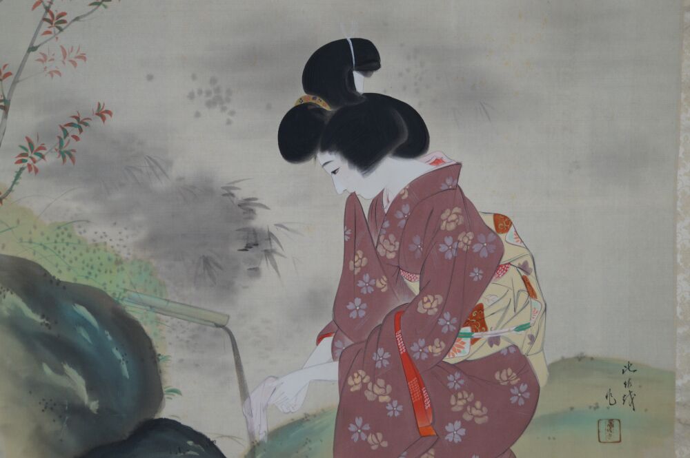 Weitere Nahaufnahme von Hand und weissem Tuch am Bambus-Wasserspeier im Kakemono Dame im Kimono am Gartenteich