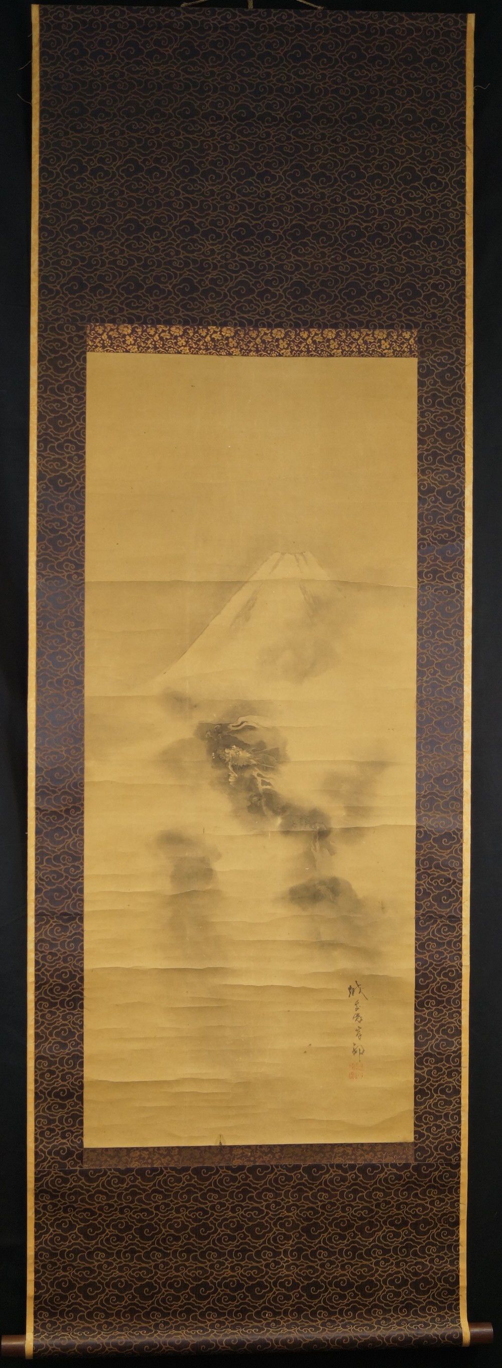 Kakemono Dragon au-dessus du Fuji par Kishi Ganku vue d'ensemble du rouleau suspendu
