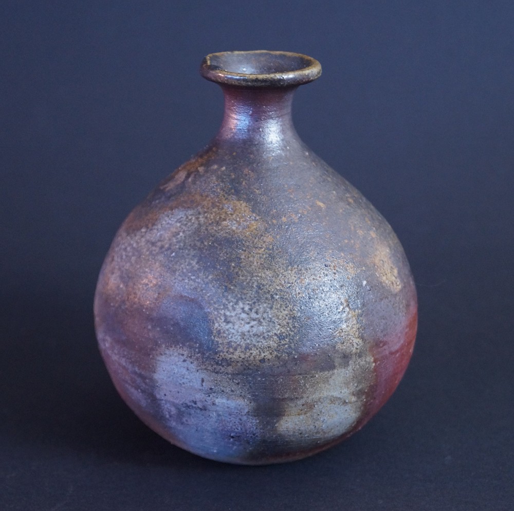 Vue de face du flacon à saké de Bizen non émaillé aux traces de cuisson chatoyantes
