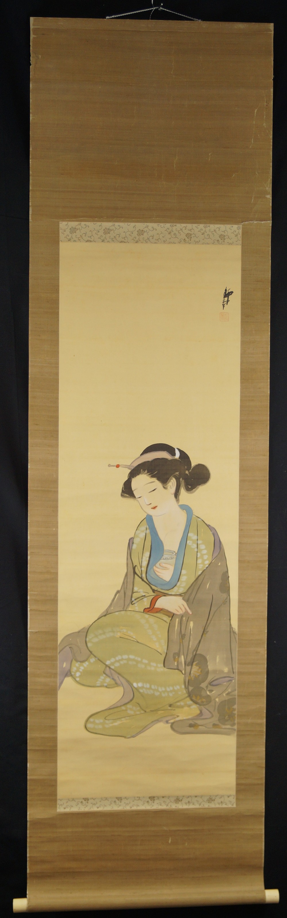 Kakemono Contemplative Lady with Clay Vessel by Bessho Shizudo full view hanging scroll