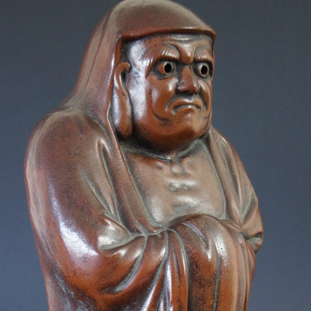 Figura Daruma z ceramiki z Bizen zbliżenie twarzy podgląd