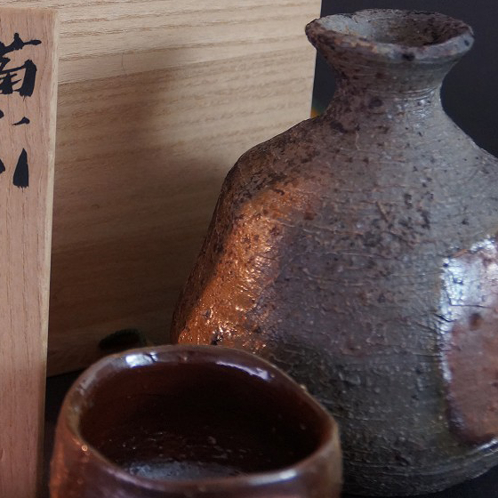 Aperçu en gros plan du Tokkuri et du Guinomi devant la boîte de rangement