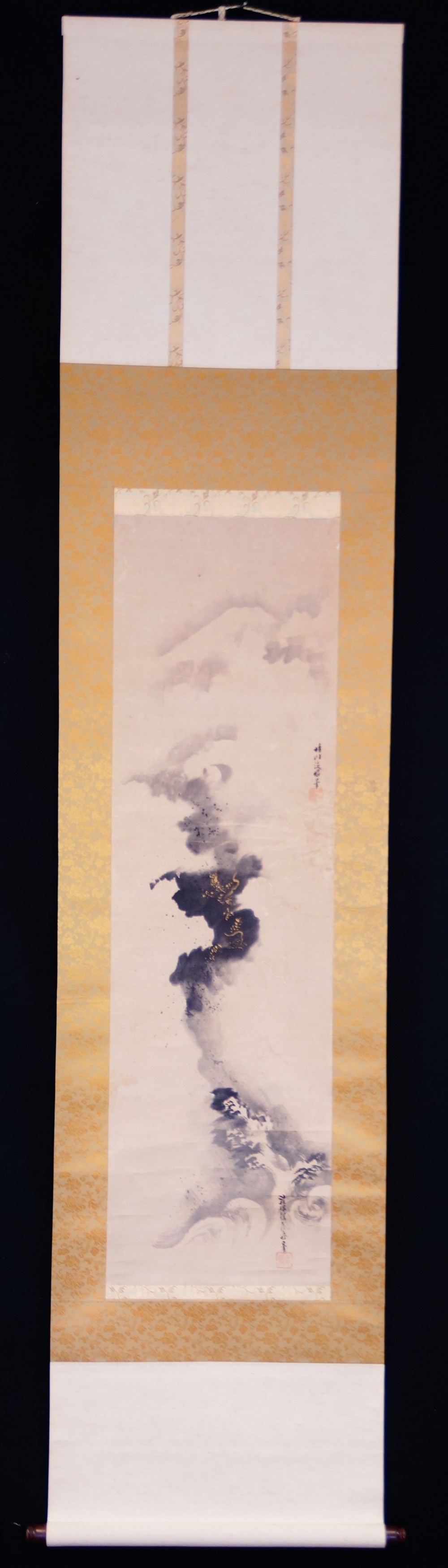 Vue d'ensemble du kakemono avec dragon, Fuji et vagues de l'école Kano, suspendu avec cordon d'accrochage