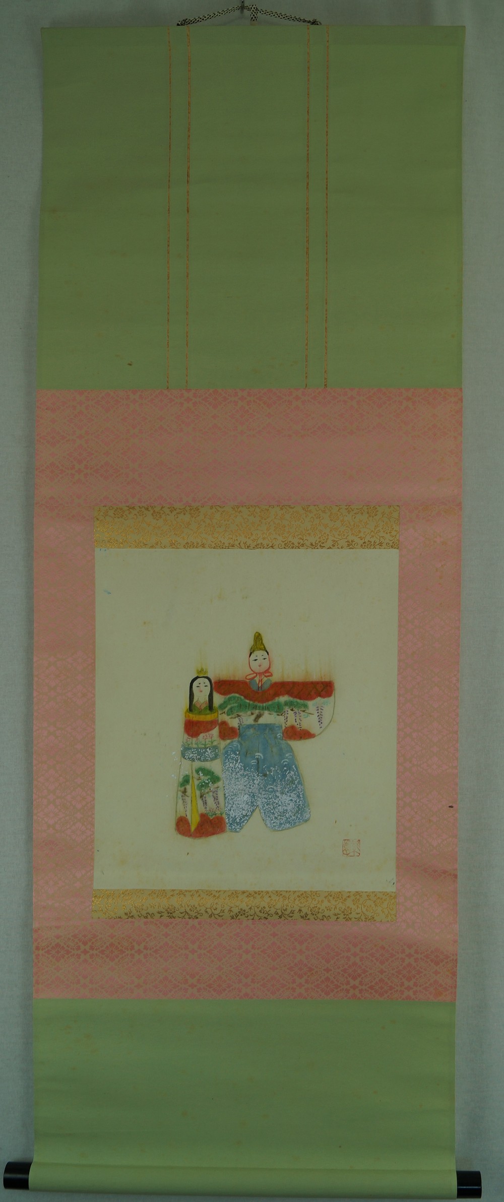 Hina Puppen im Kiefernwald Kakemono Gesamtansicht Rollbild