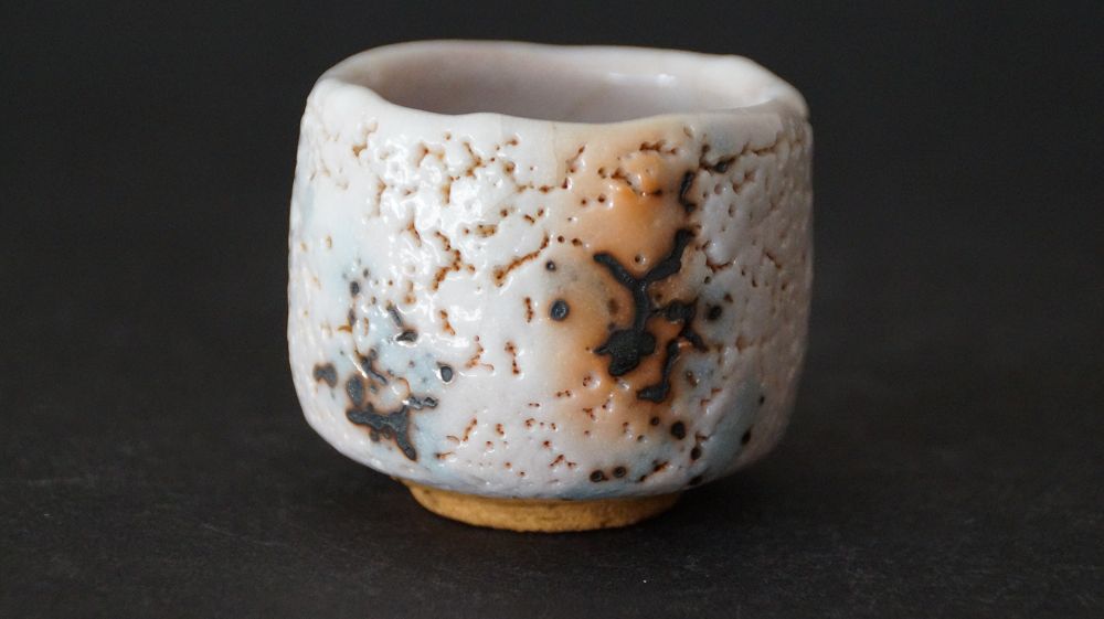 Vue de face du guinomi en céramique Shino par Takeshi Kato avec glaçure craquelée et taches de fer