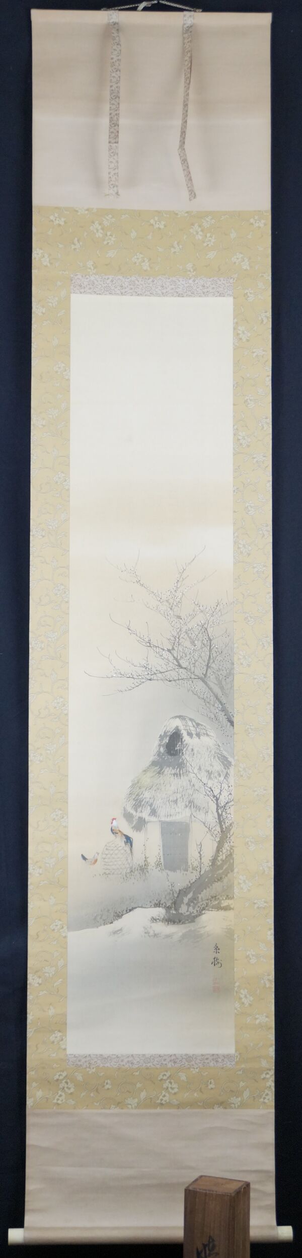Kakemono gallo e fiori di susino di Imai Keiki in vista completa montata con scatola di conservazione