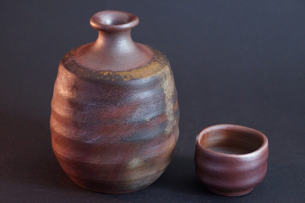 Vue de face du flacon à saké en céramique de Bizen tourné à la main avec son guinomi assorti