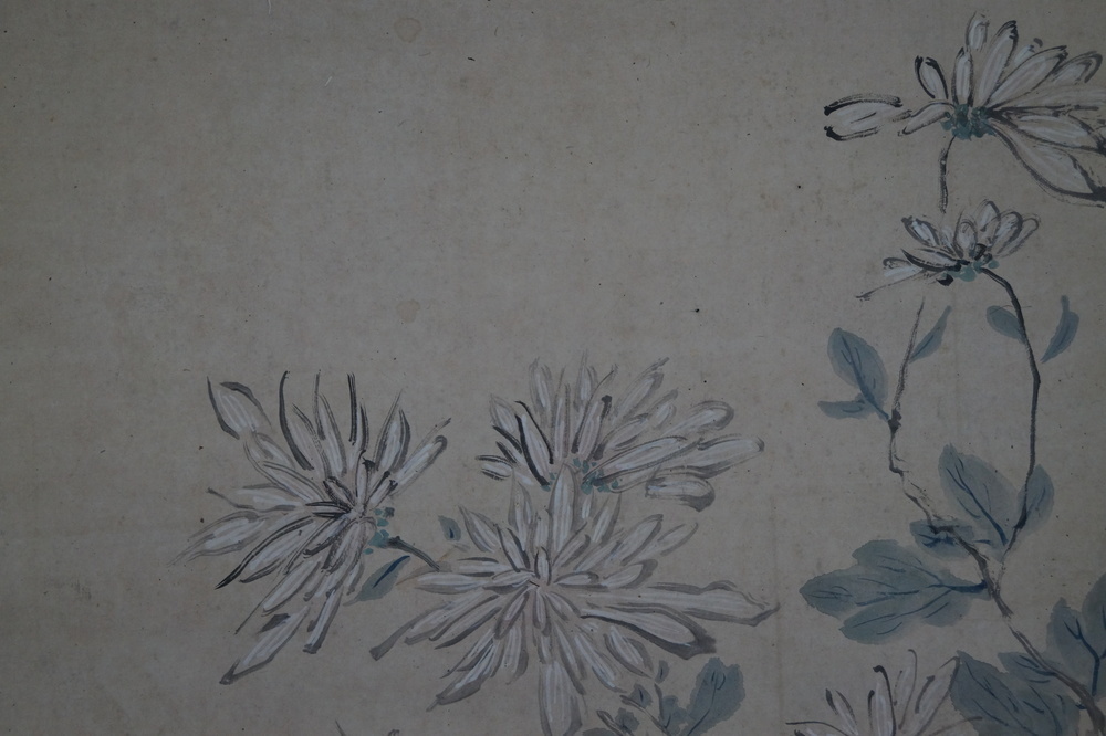 Der Hase im Gras Kakejiku Chrysanthemen-Motiv Nahaufnahme