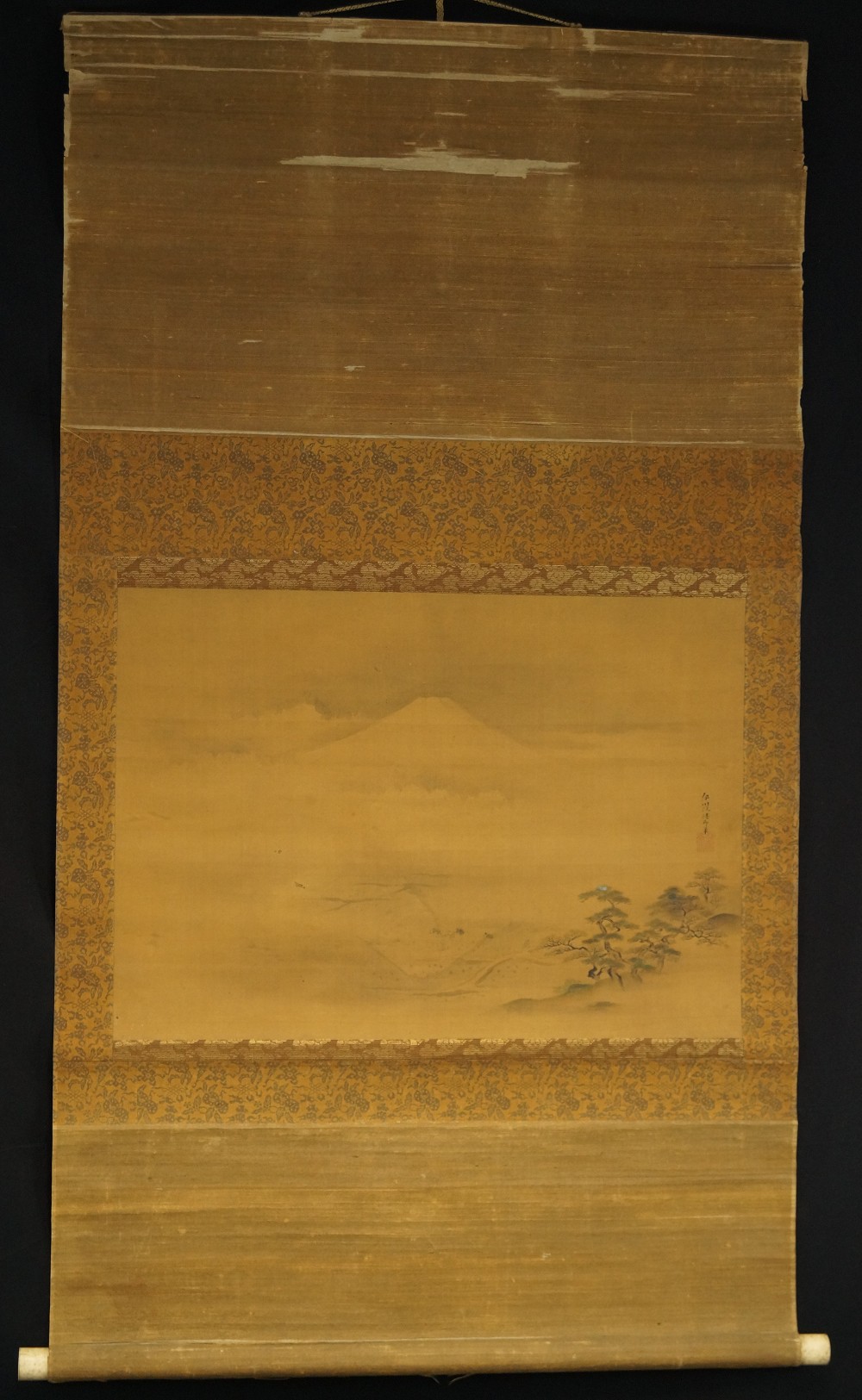 Fuji-San derrière une colline de pins par Kano Naganobu Vue d'ensemble rouleau suspendu