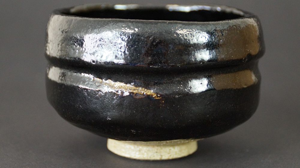 Weitere Ansicht der Chawan Teeschale aus Raku-Keramik mit sichtbarem Standfuss