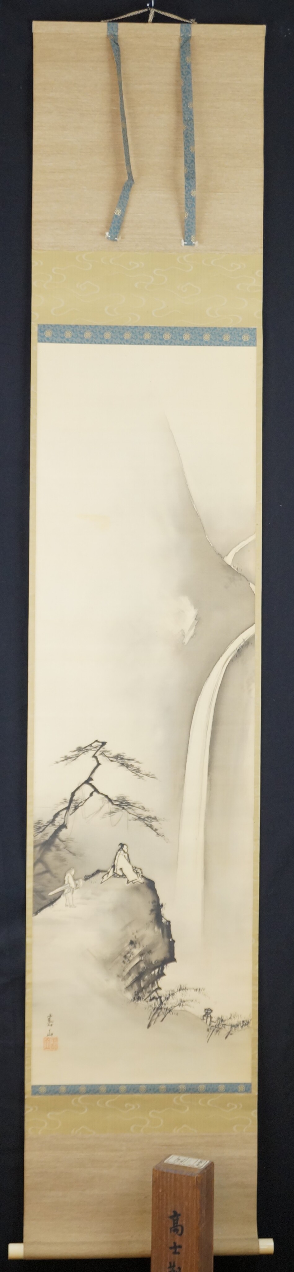 Rencontre au bord de la cascade en tant que kakemono par Yagioka Shunzan en vue d'ensemble avec montage en nuages verdâtres et boîte de conservation portant l'inscription Koushi