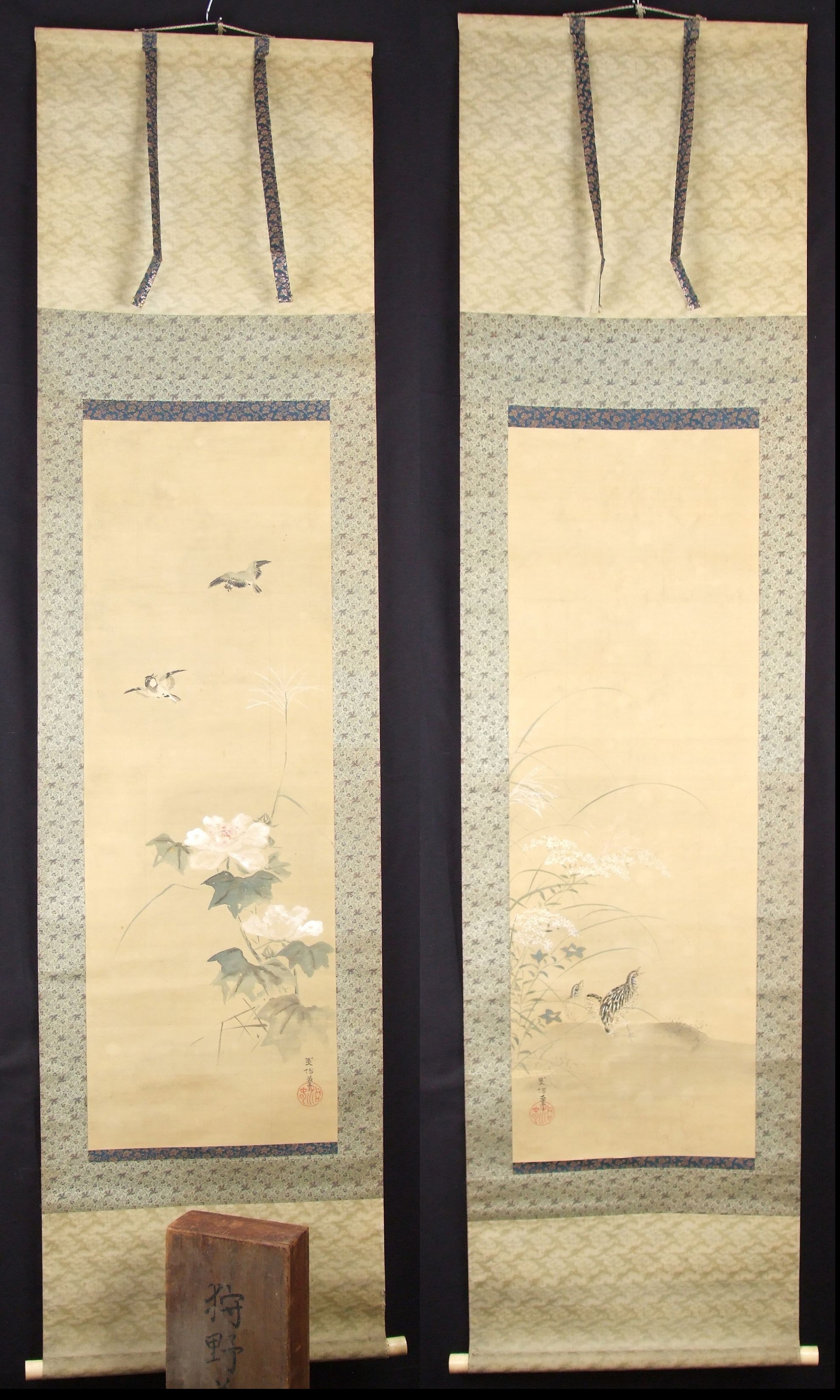 Entrambi i kakemono del set uccelli e fiori autunnali affiancati con scatola di conservazione ed etichetta
