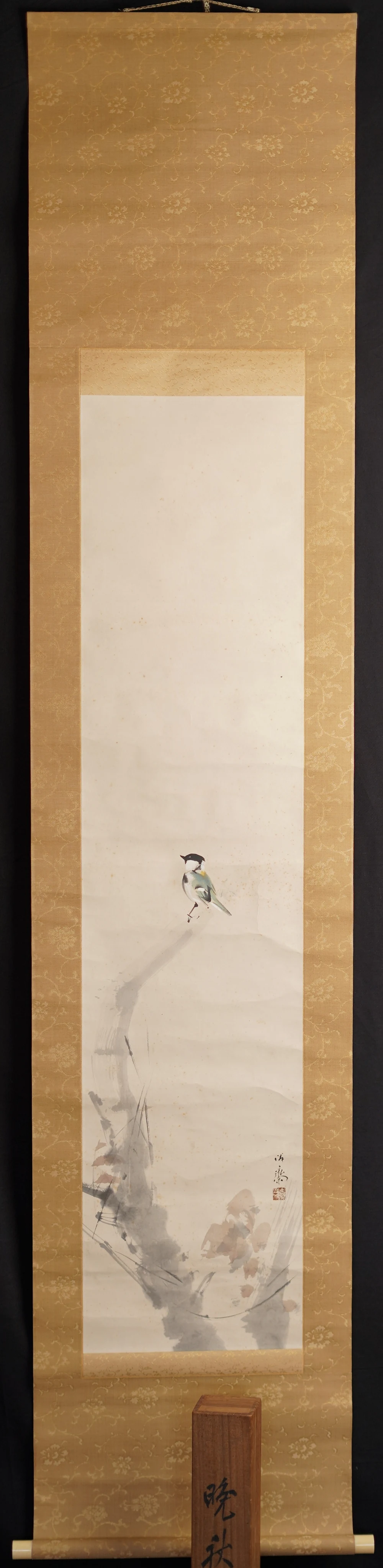 Kakemono Cinciallegra su un tronco a fine autunno in vista d'insieme con montatura in broccato color oro e scatola di legno