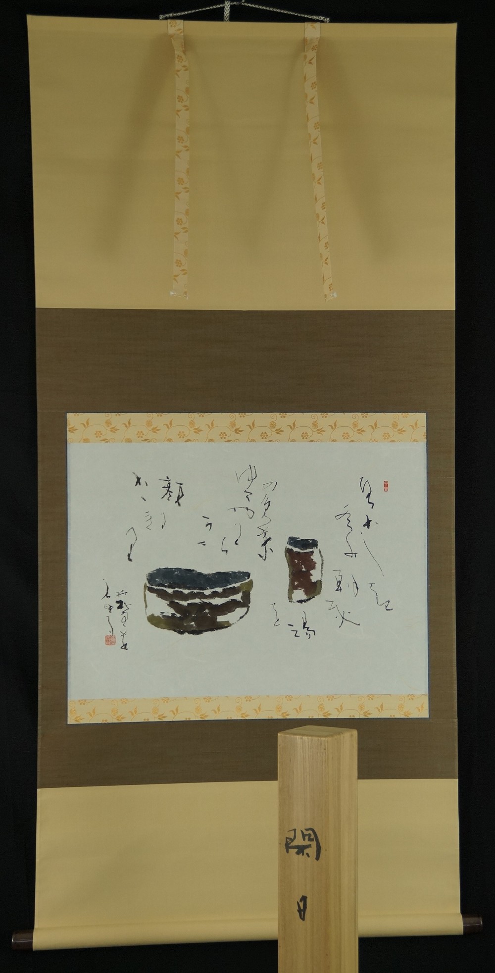 Vue d'ensemble du kakemono suspendu avec bol à thé esquissé et calligraphie