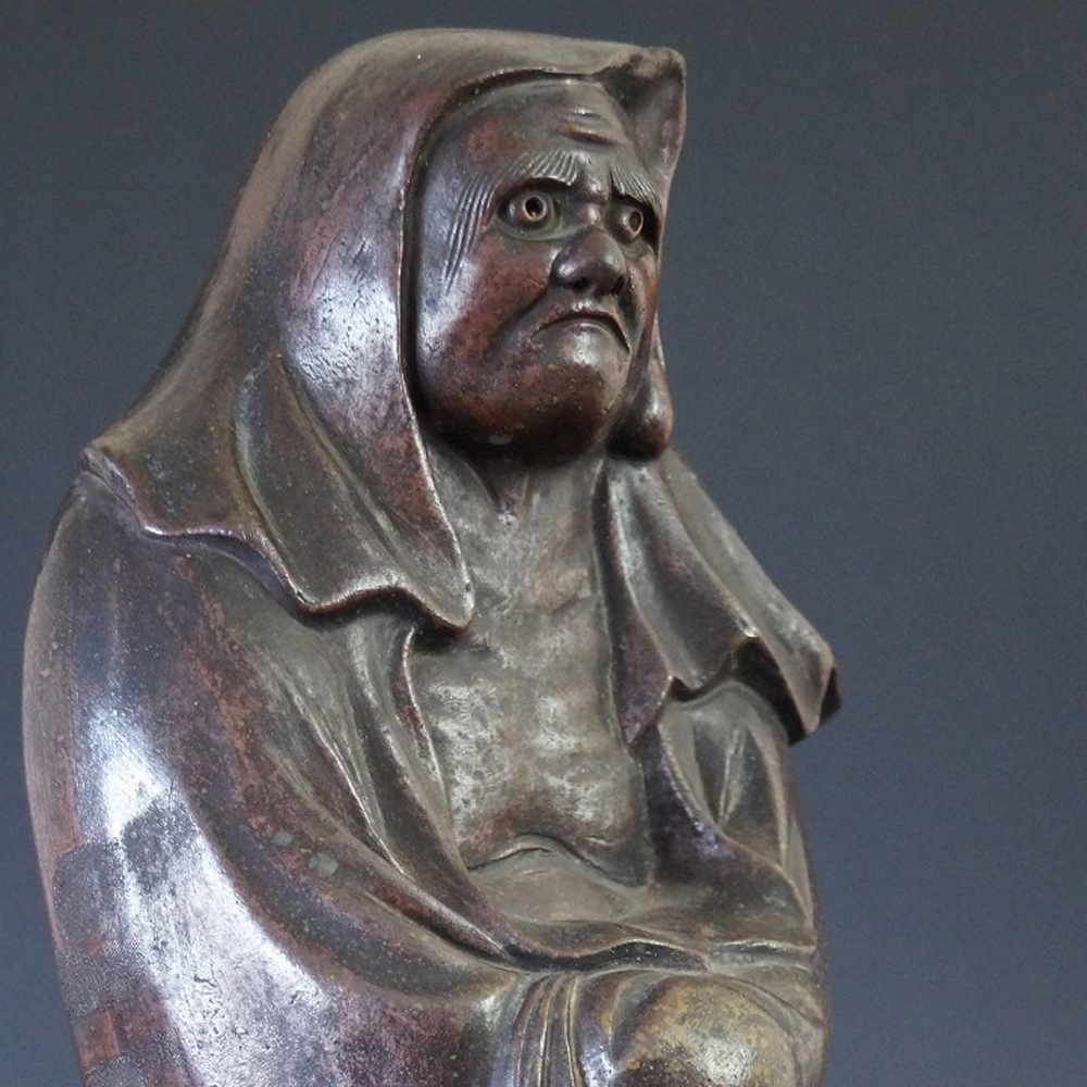 Figura Bodhidharmy Daruma z ceramiki z Bizen podgląd zbliżenia motywu