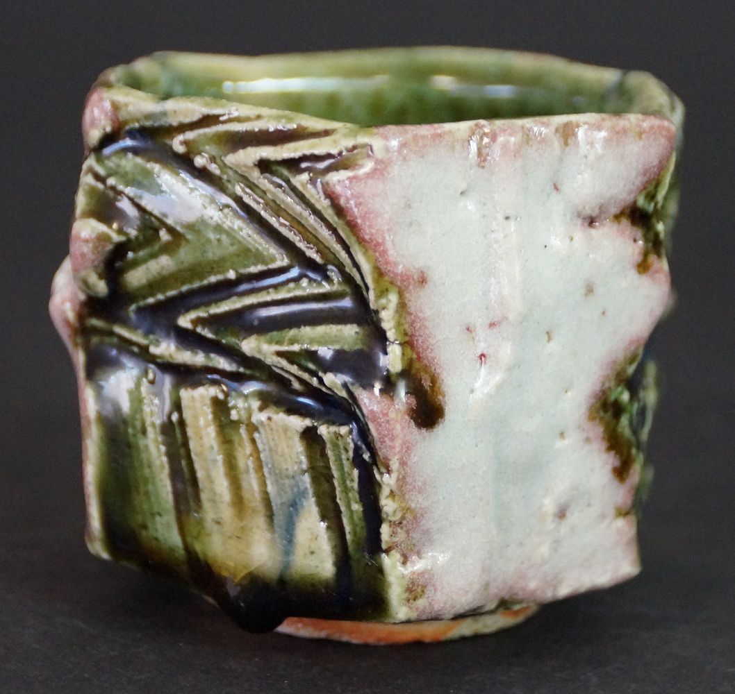 Autre vue du guinomi coupe à saké en céramique Oribe, motif en zigzag texturé vert et bleu foncé