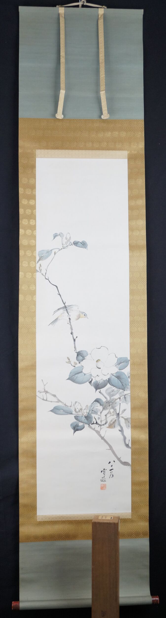Kakemono uccello canoro su ramo di camelia in fiore di Araki Kanpo in vista completa con montaggio e scatola di conservazione