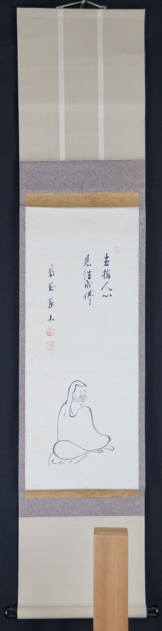 Kakemono Bodhidharma Straight to the Heart by Ueda Gizan in full mounted view with storage box