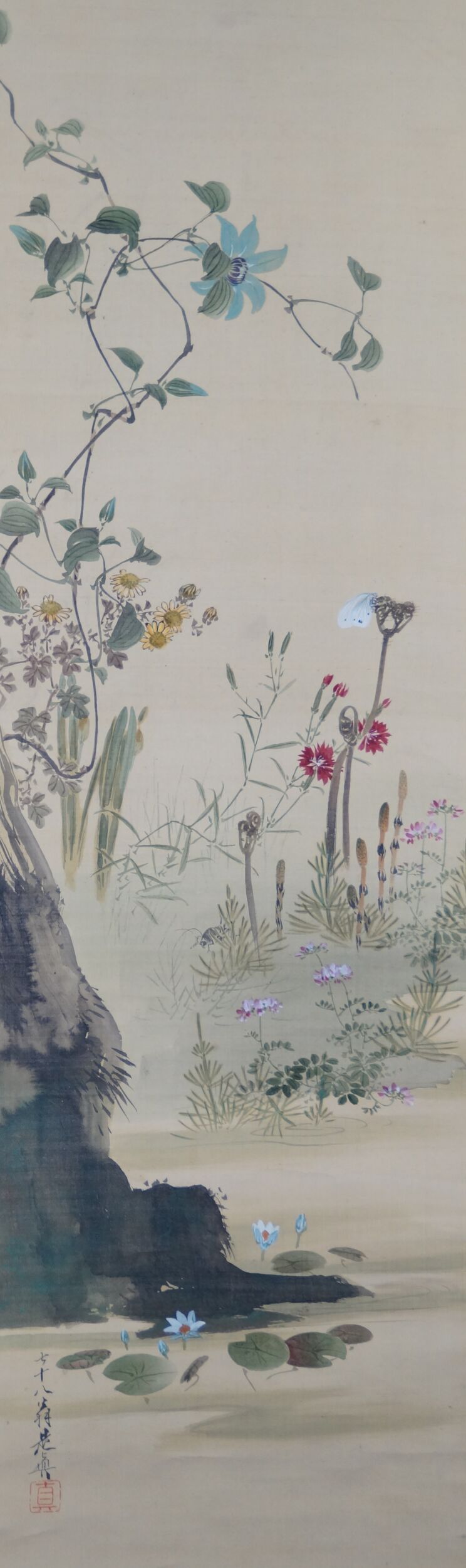Gesamtmotiv des Kakemono Herbstliche Ufervegetation mit Schmetterling, Klematis, Chrysanthemen und Nelken, ohne Rahmung
