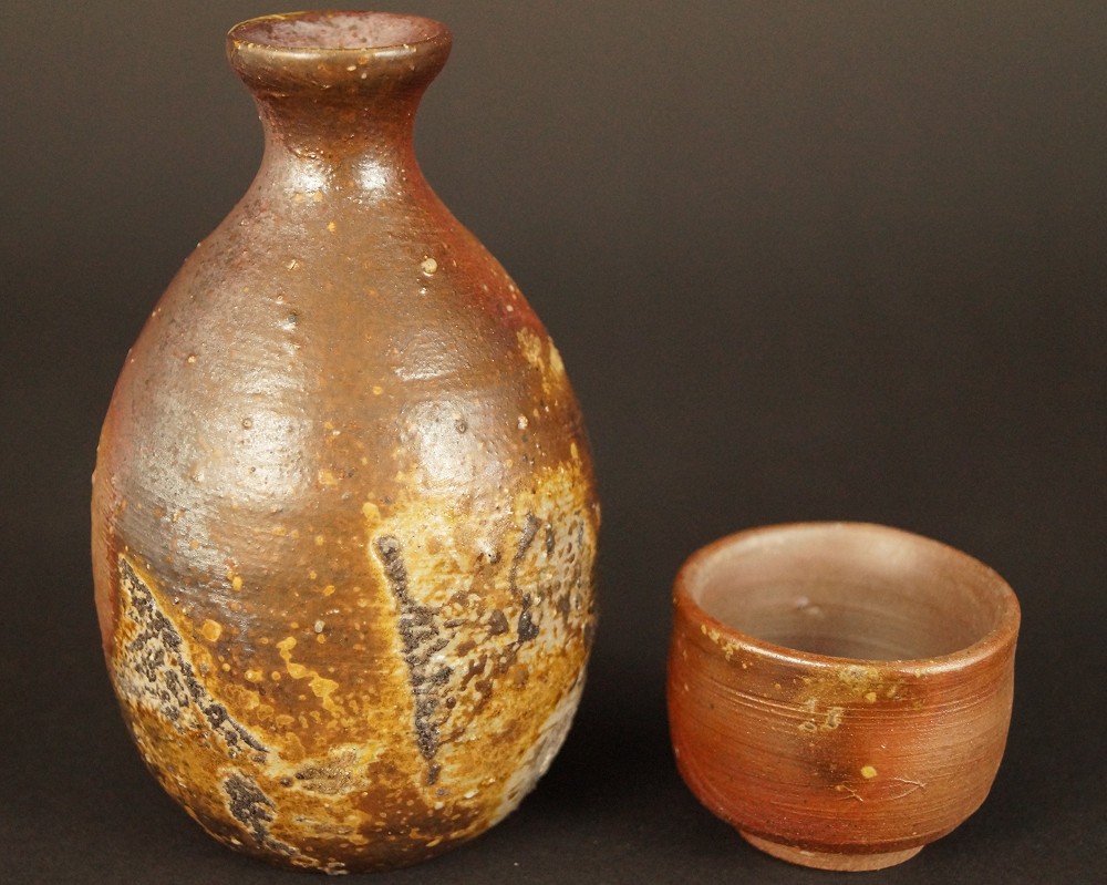 Tokkuri et guinomi en céramique de Bizen Vue de face du set