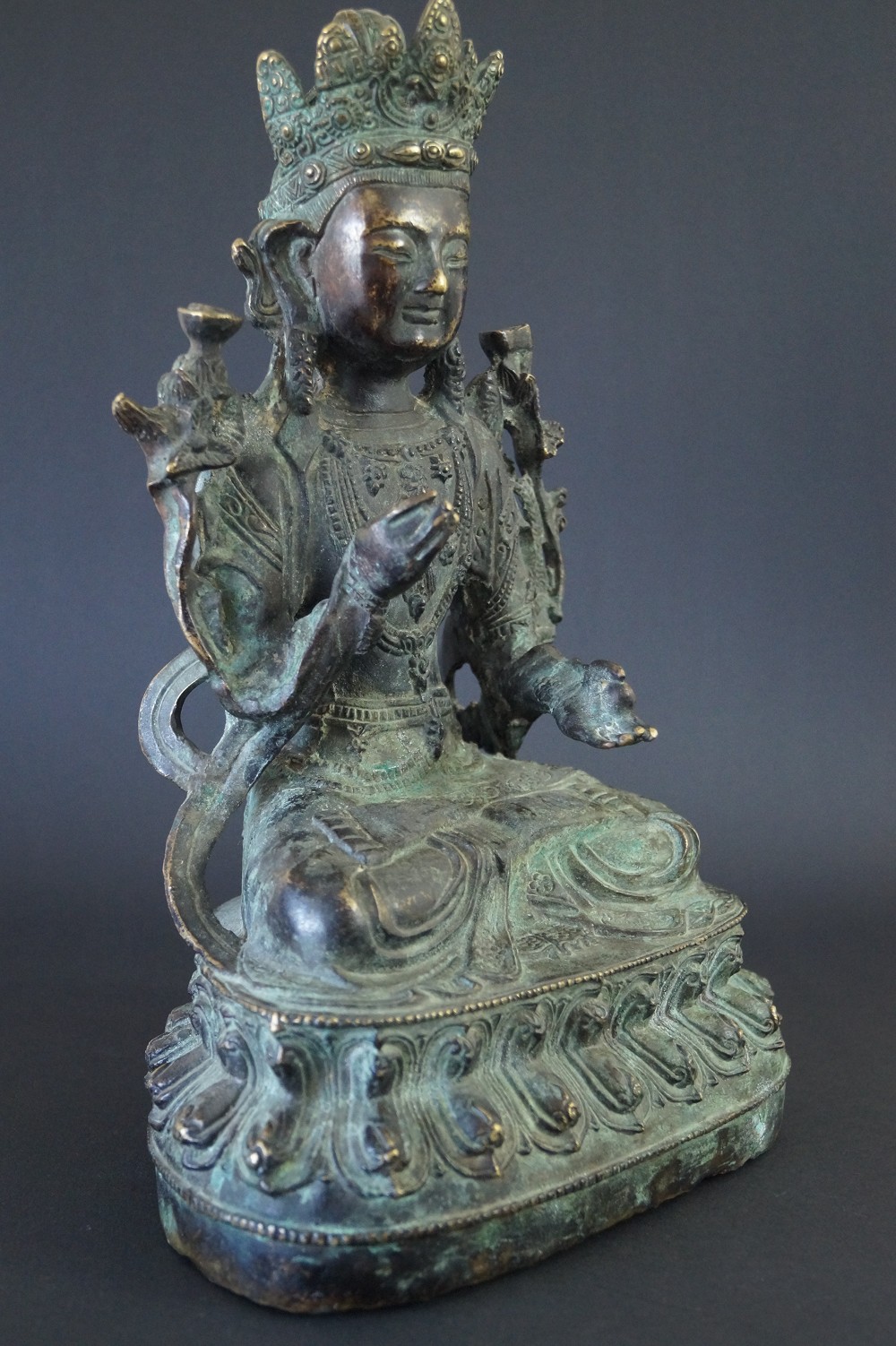 Chinesische Buddhafigur aus Bronze Seitenansicht 2