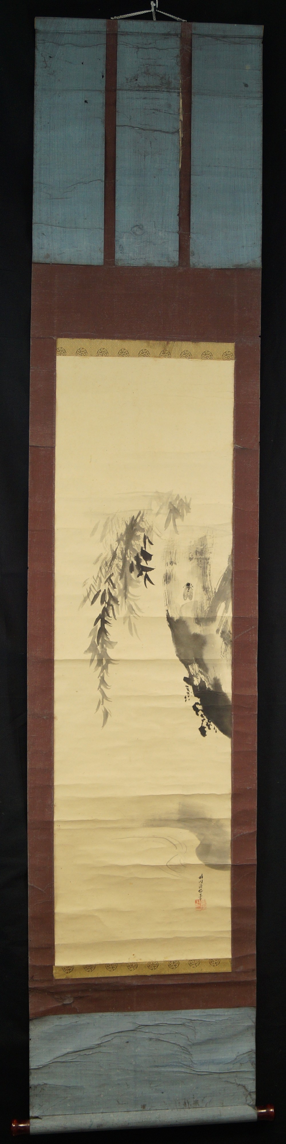 Kakemono sauce con insecto volando vista general del rollo colgante