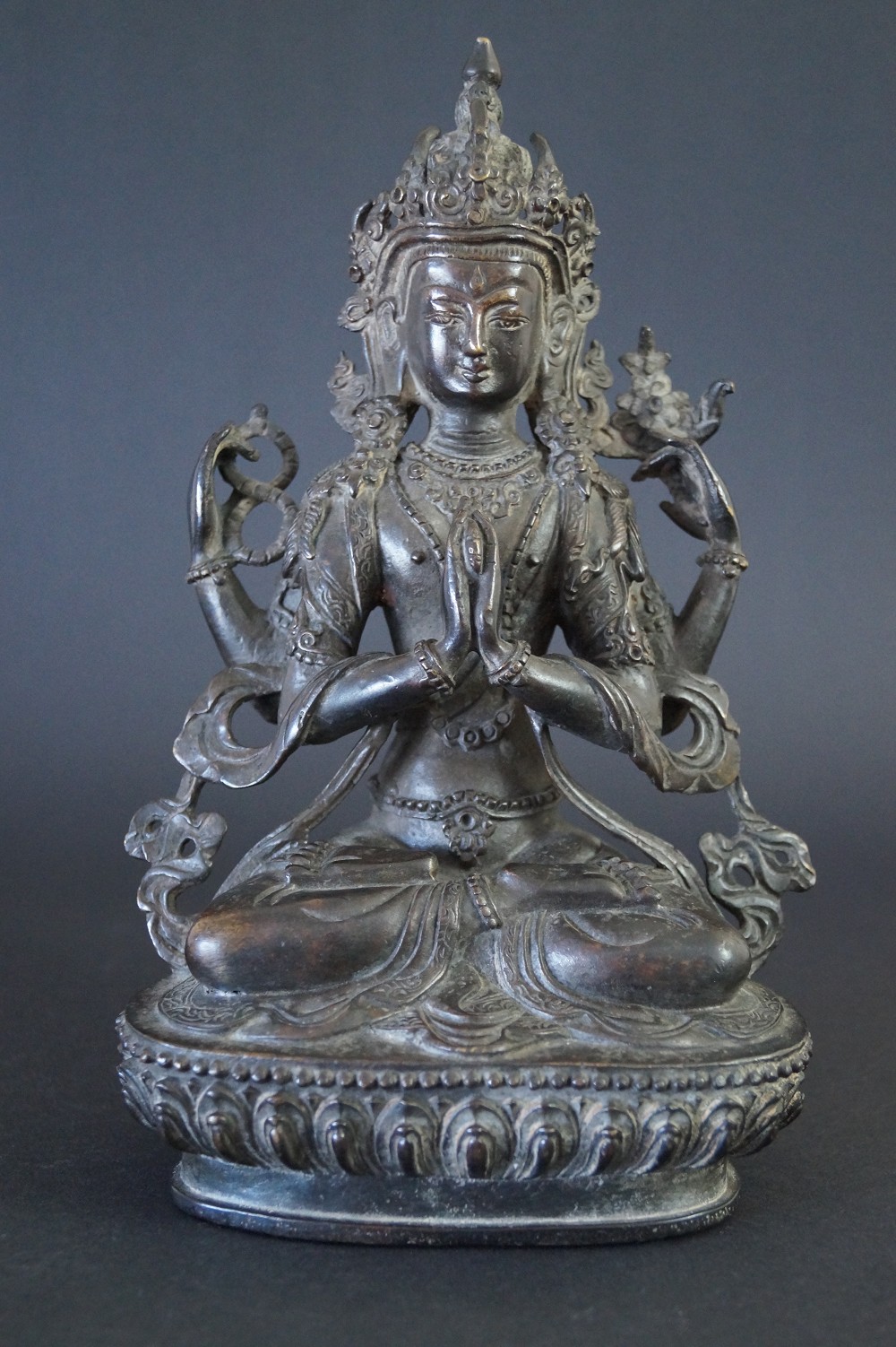 Nepalska figura Buddy z brązu widok od przodu
