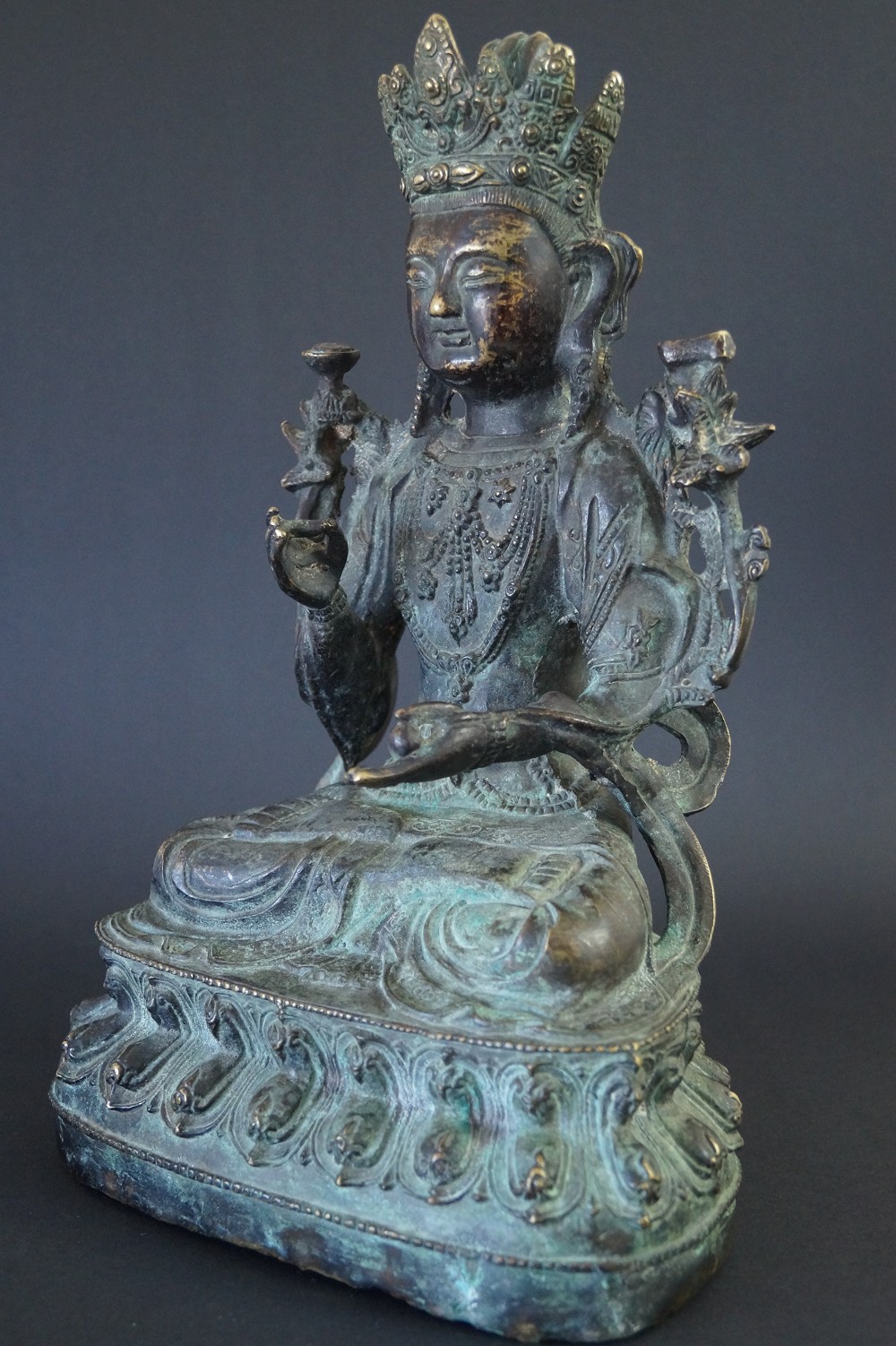 Chinesische Buddhafigur aus Bronze Seitenansicht 1