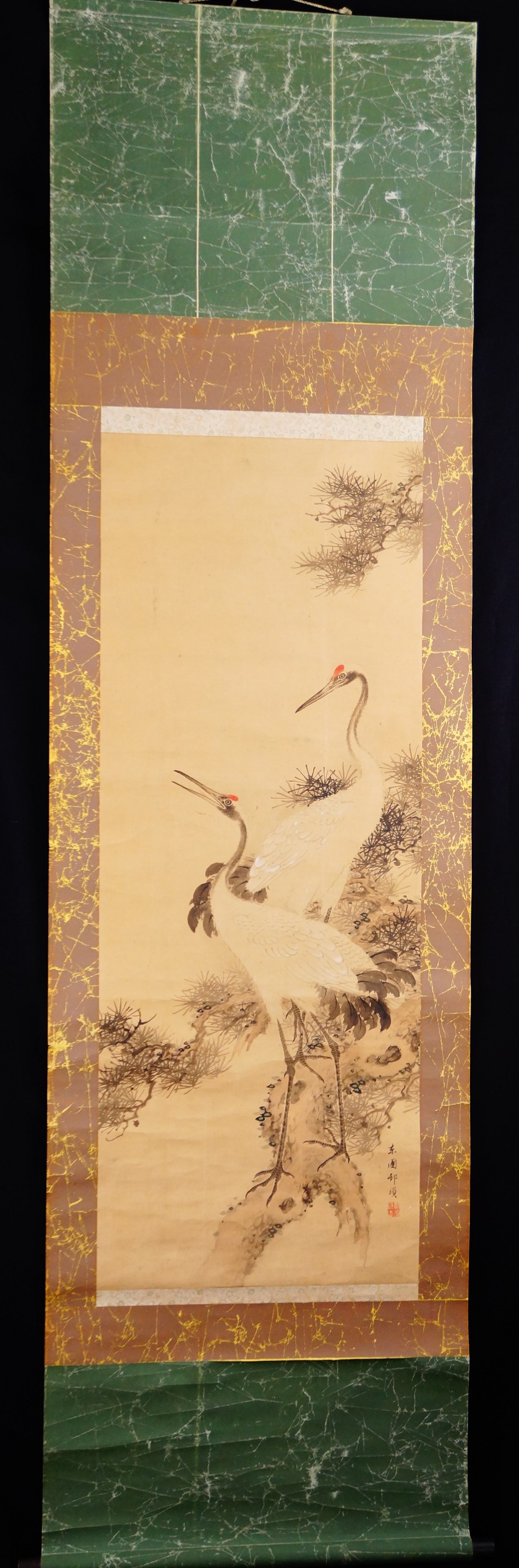 Vista general del kakemono con dos grullas bajo un pino de Murata Toho, colgado con tela de montaje verde
