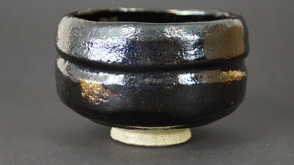 Weitere Ansicht der Chawan Teeschale aus Raku-Keramik mit glaenzend schwarzer Glasur