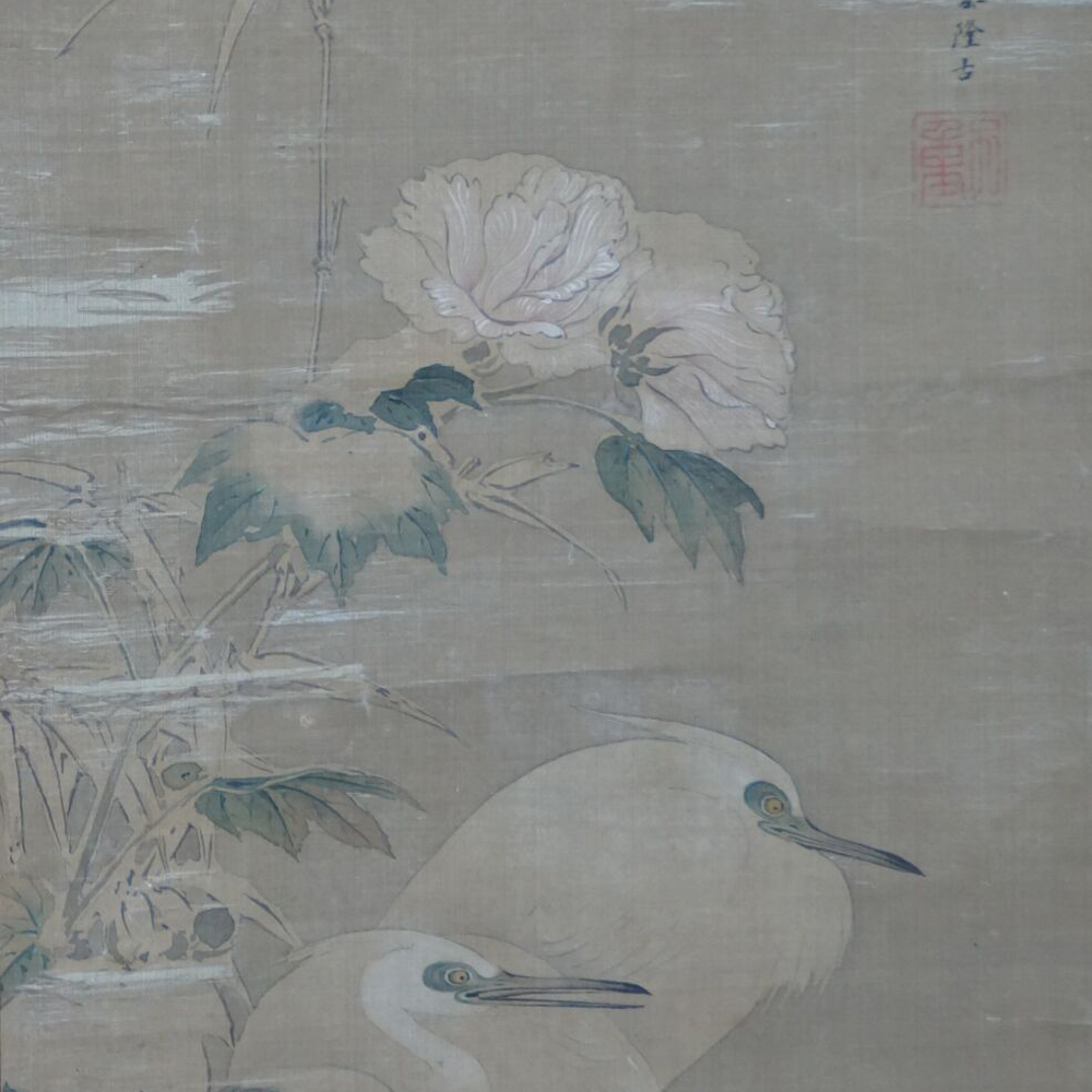 Primo piano dei due aironi con fiore di peonia e firma dell'artista nel kakemono airone nello splendore silenzioso della peonia