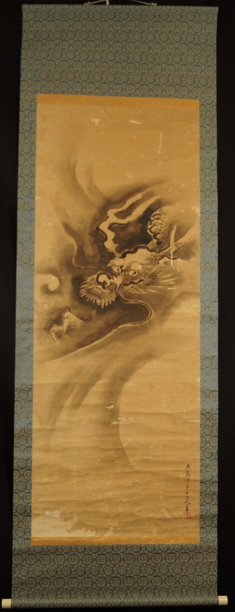 Tête de dragon en colère Tanaka Koga vue d'ensemble du rouleau suspendu