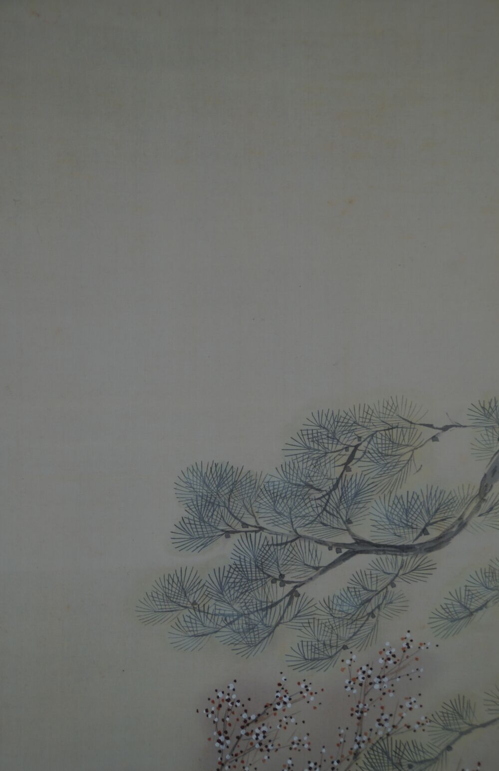 Detailansicht des Kiefernzweigs im Kakemono Dame im Kimono unter bluehendem Pflaumenbaum