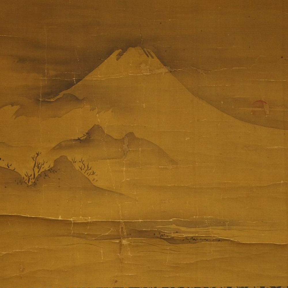 Historisches Kakemono-Gemälde des Fuji-San auf goldgetönter Seide: der symmetrische Gipfel erhebt sich über bewaldeten Vorbergen, rechts eine aufgehende rote Sonne, im Vordergrund eine Wasserfläche.
