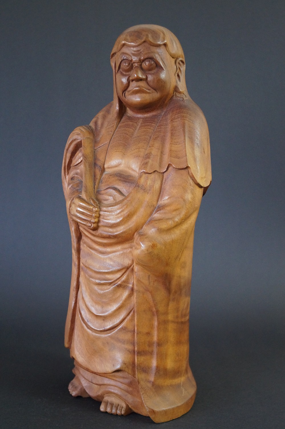 Bodhidharma Holzfigur Frontalansicht 1