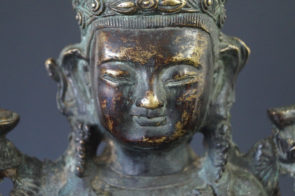 Chinesische Buddhafigur aus Bronze Motiv Nahaufnahme 1