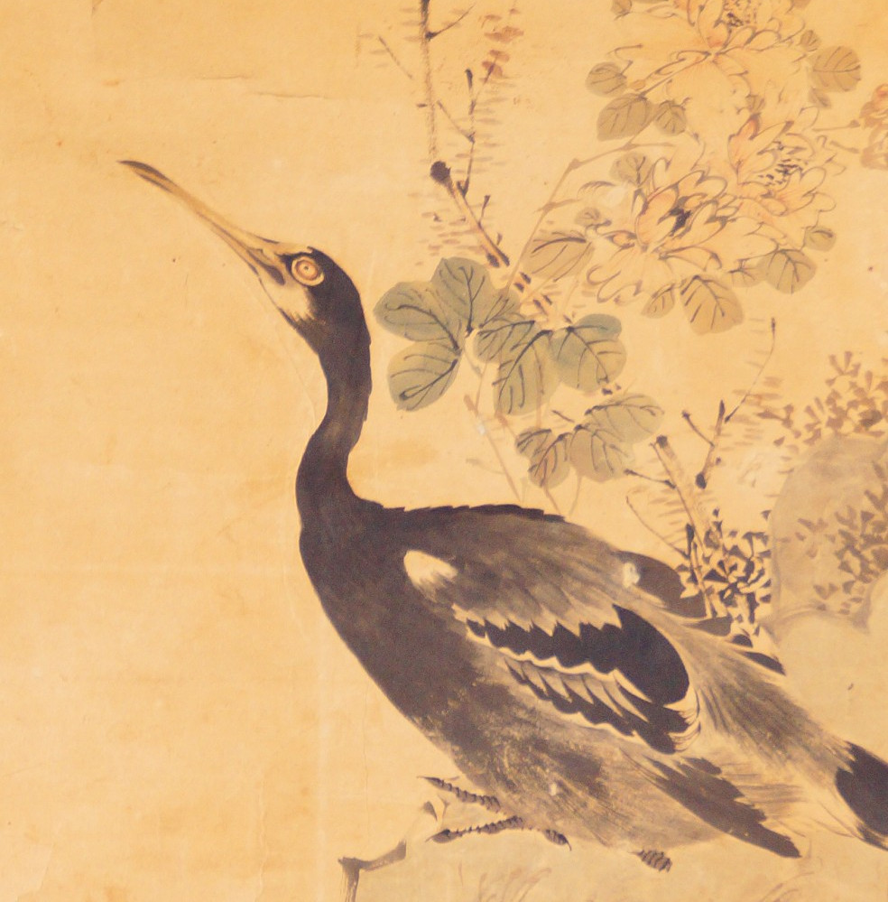 Auf einem Fels stehender Reiher mit erhobenem Kopf neben Chrysanthemenzweigen im Kakemono von Yamamoto Baiitsu