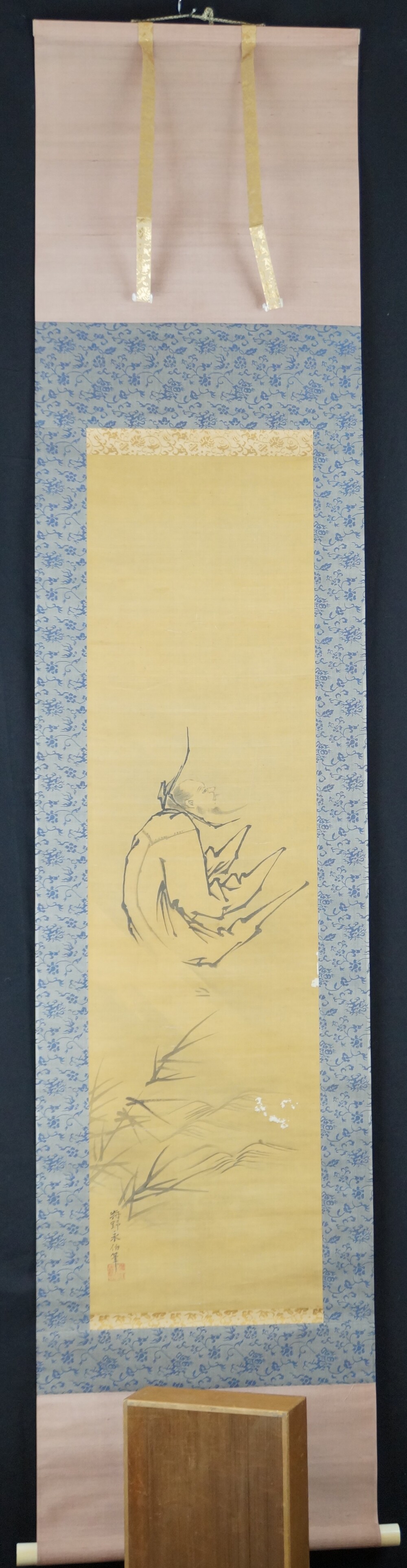 Retreat scroll of the 3-piece set Kakemono Kano Eihaku in full view with pink and blue-flowered brocade mounting