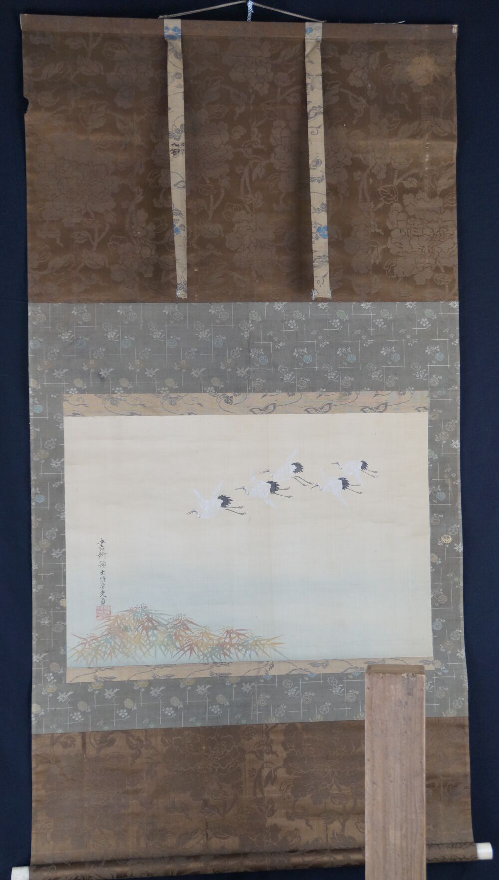 Kakemono gru in volo sopra il bambù di Tosa Mitsusada in veduta completa incorniciata con cofanetto