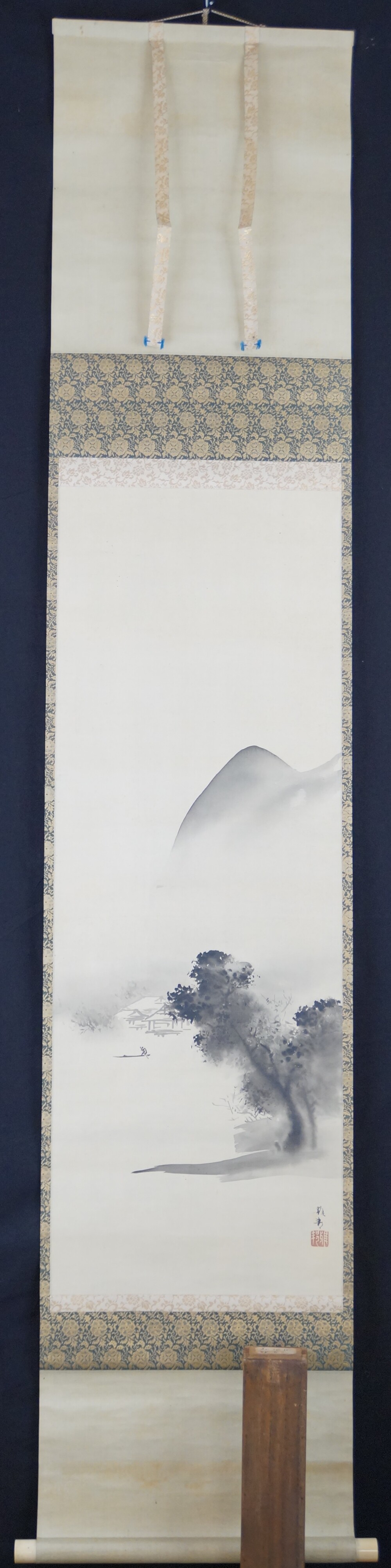 Maison dans la brume à flanc de montagne en tant que Kakemono par Hashimoto Gaho en vue d'ensemble avec montage en brocart bleu et or