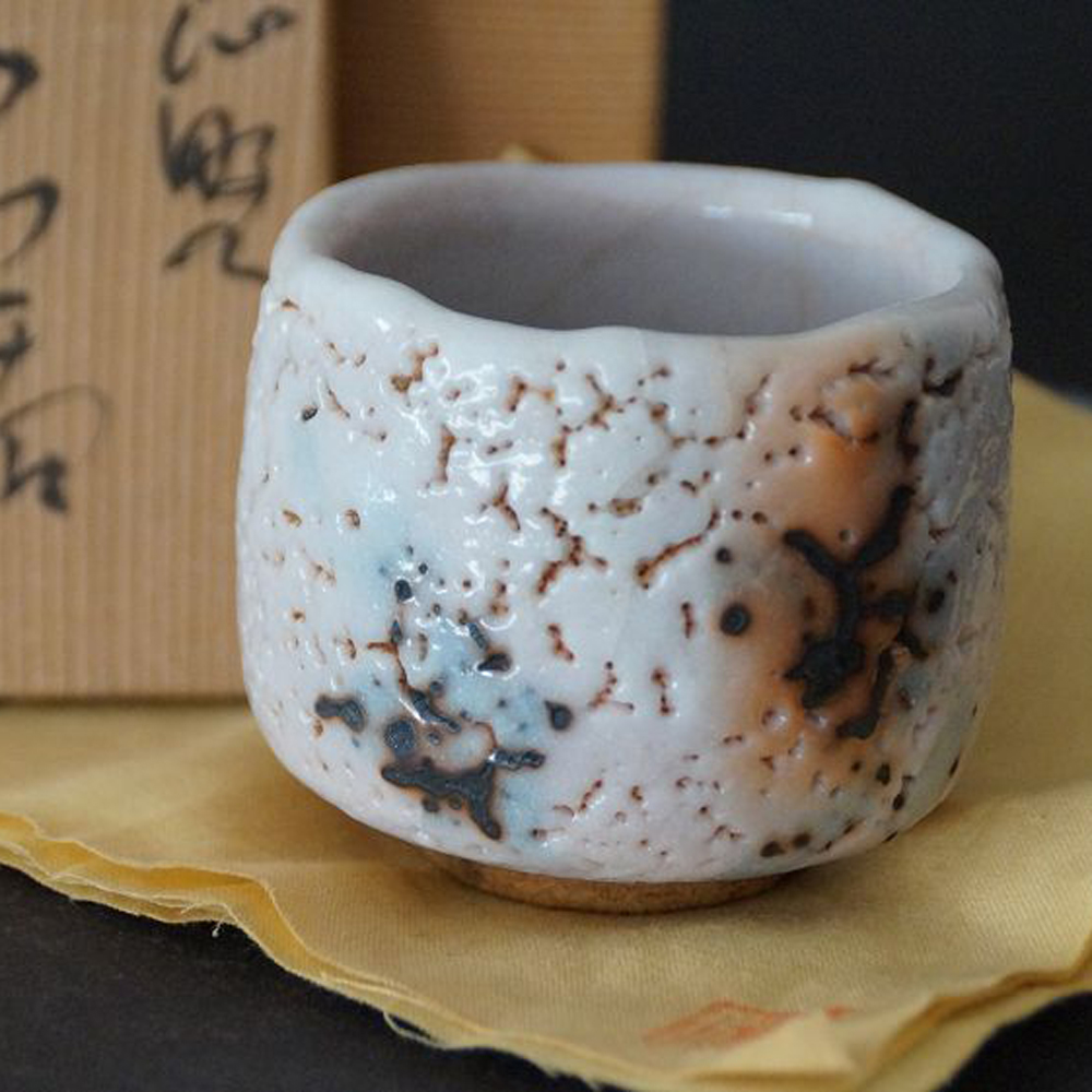Guinomi en céramique Shino par Takeshi Kato avec glaçure blanche craquelée devant la boîte de rangement inscrite