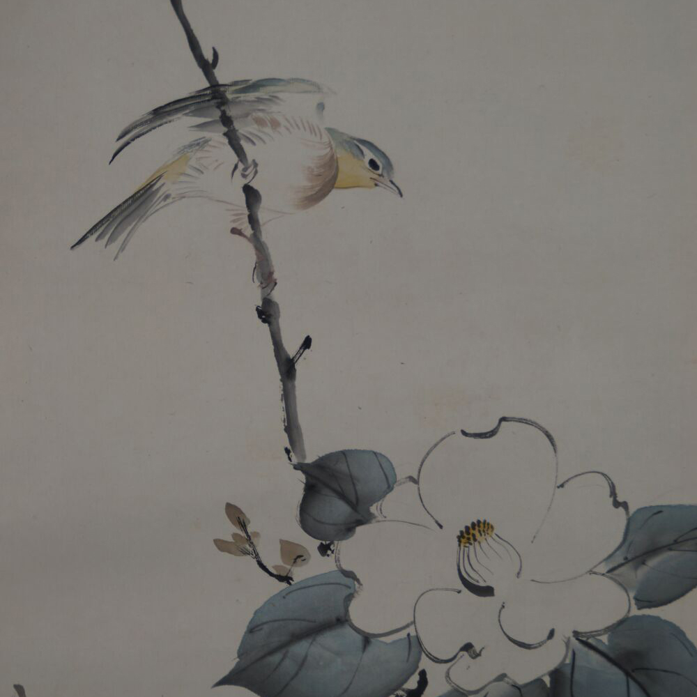 Primo piano dell'uccello canoro e del fiore di camelia bianco nel kakemono